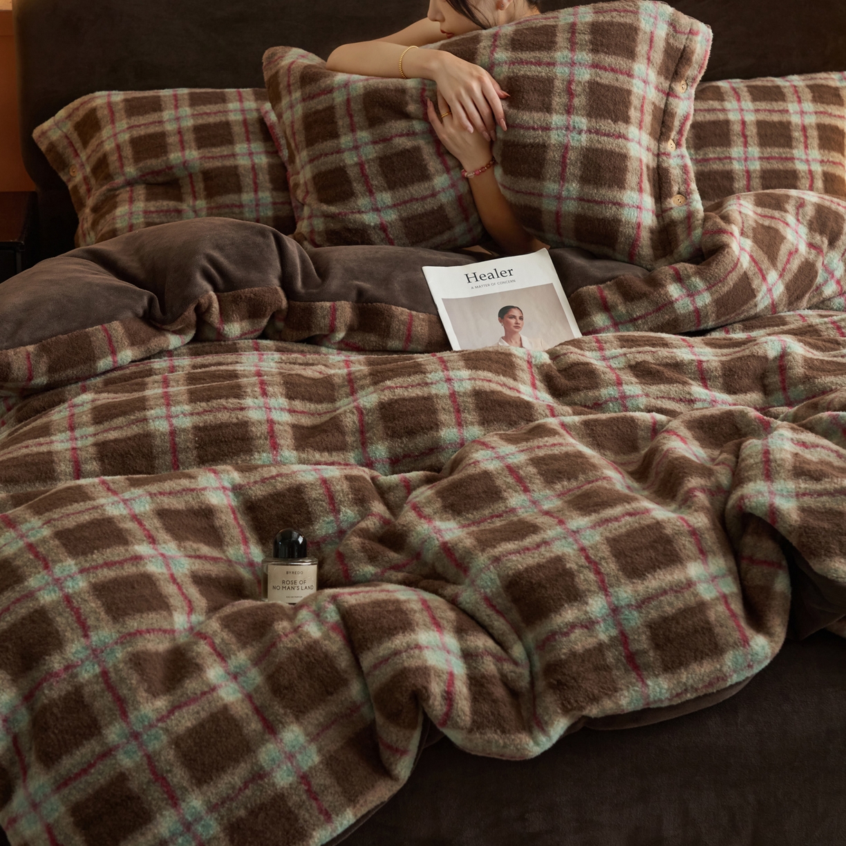 91家纺网 家纺一手货源 找家纺 寐绸家纺 2025秋冬新款230g羊驼绒复古格牛奶绒四件套 慕池格