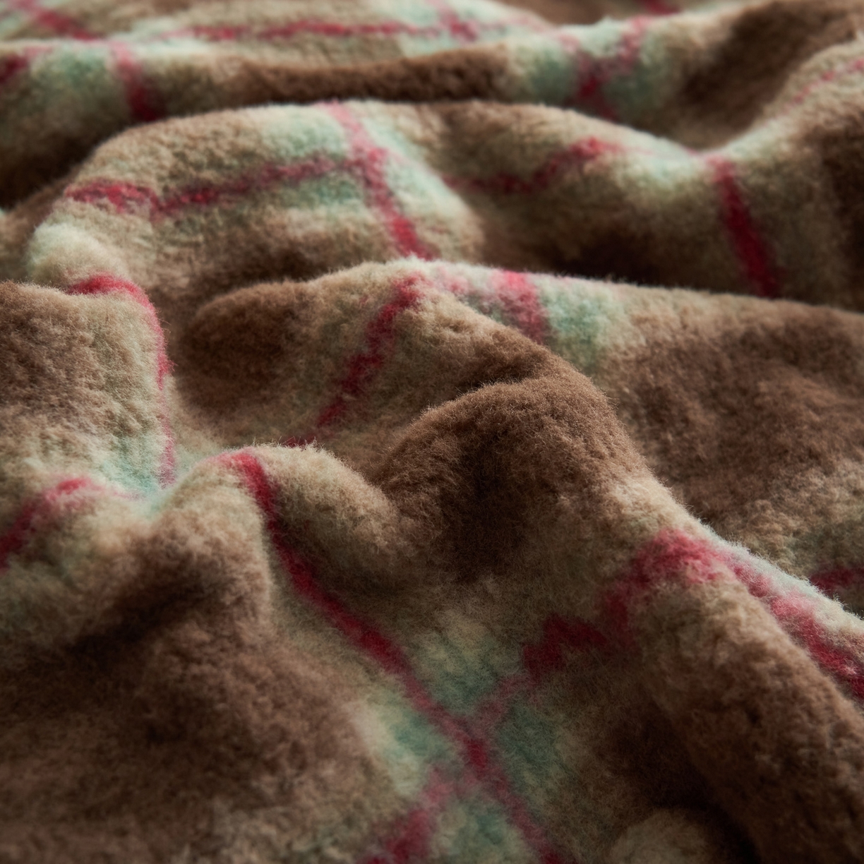 91家纺网 家纺一手货源 找家纺 寐绸家纺 2025秋冬新款230g羊驼绒复古格牛奶绒四件套 慕池格