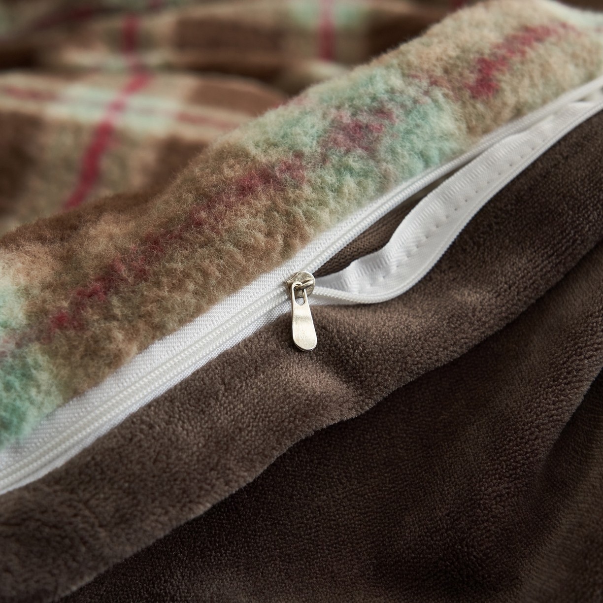 91家纺网 家纺一手货源 找家纺 寐绸家纺 2025秋冬新款230g羊驼绒复古格牛奶绒四件套 慕池格