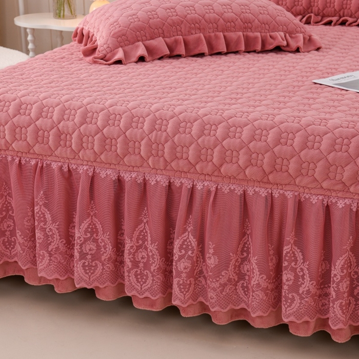 91家纺网 家纺一手货源 找家纺 优家居 2025新款240克高克重牛奶绒韩版刺绣花牛奶绒夹棉床盖四件套 栀子花-豆沙