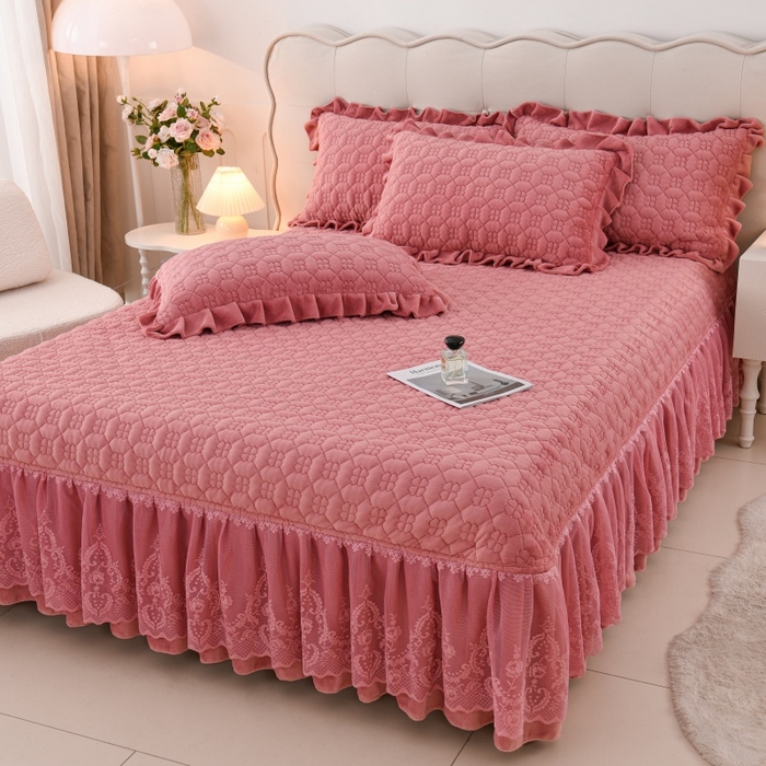 91家纺网 家纺一手货源 找家纺 优家居 2025新款240克高克重牛奶绒韩版刺绣花牛奶绒夹棉床盖四件套 栀子花-豆沙