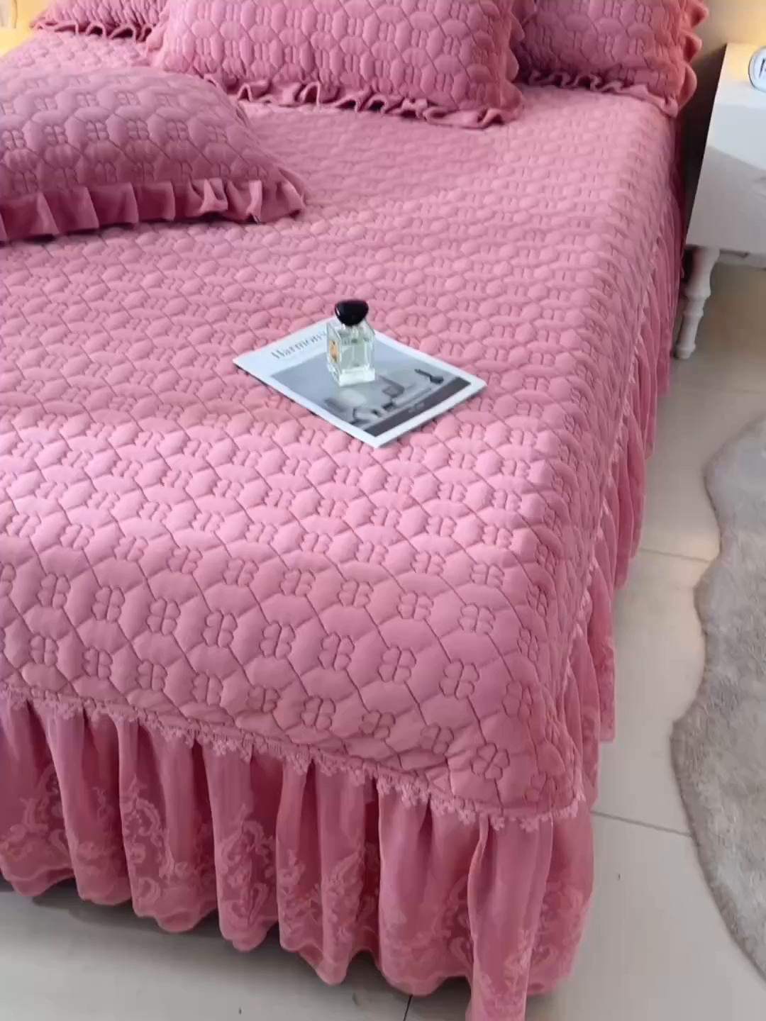 91家纺网 家纺一手货源 找家纺 优家居 2025新款240克高克重牛奶绒韩版刺绣花牛奶绒夹棉床盖四件套 栀子花-豆沙