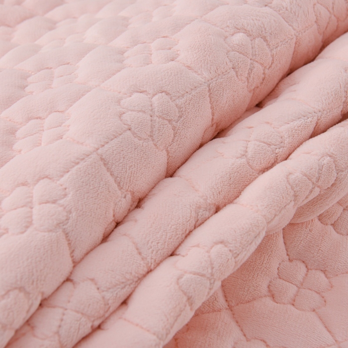 91家纺网 家纺一手货源 找家纺 优家居 2025新款240克高克重牛奶绒韩版刺绣花牛奶绒夹棉床盖四件套 栀子花-浅粉