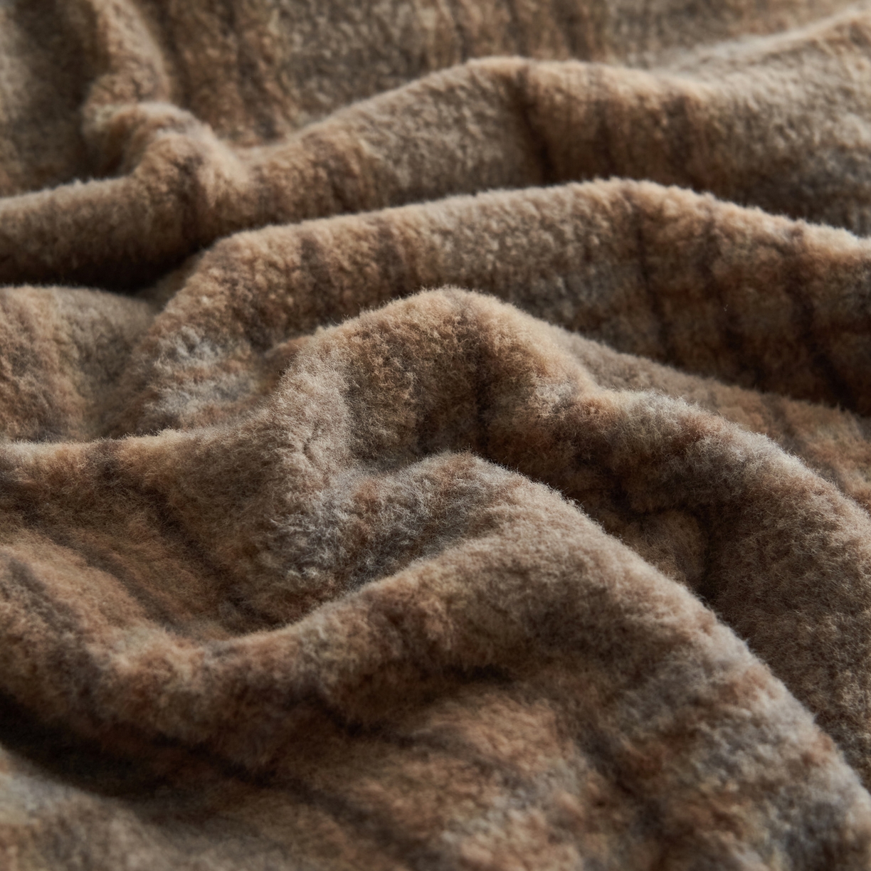 91家纺网 家纺一手货源 找家纺 寐绸家纺 2025秋冬新款230g羊驼绒复古格牛奶绒四件套 牧羊格