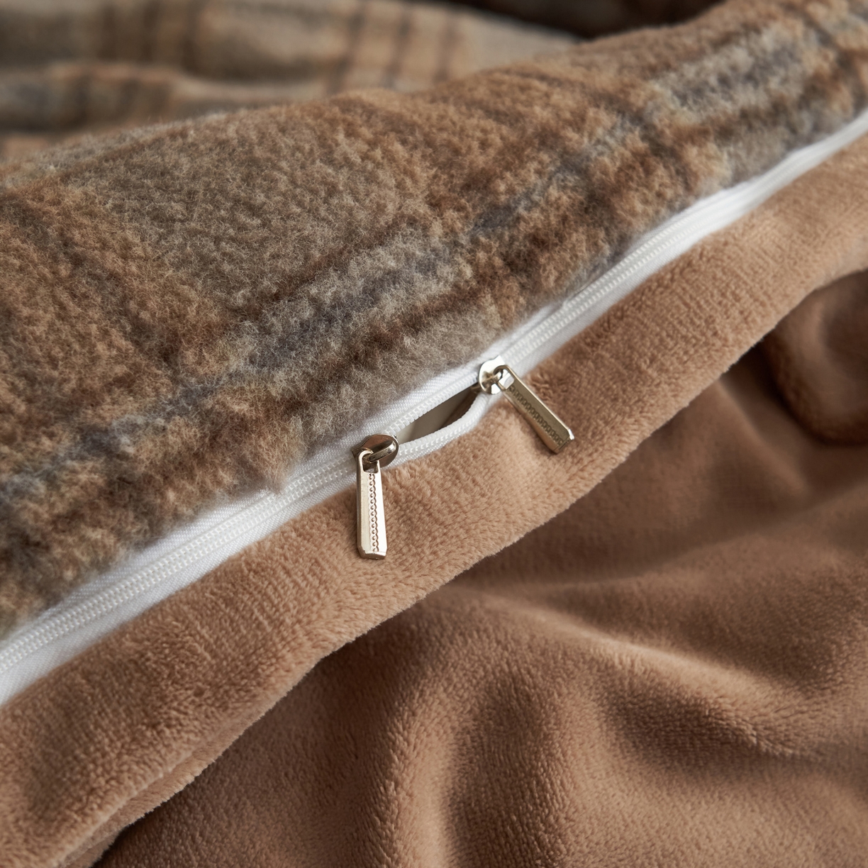 91家纺网 家纺一手货源 找家纺 寐绸家纺 2025秋冬新款230g羊驼绒复古格牛奶绒四件套 牧羊格