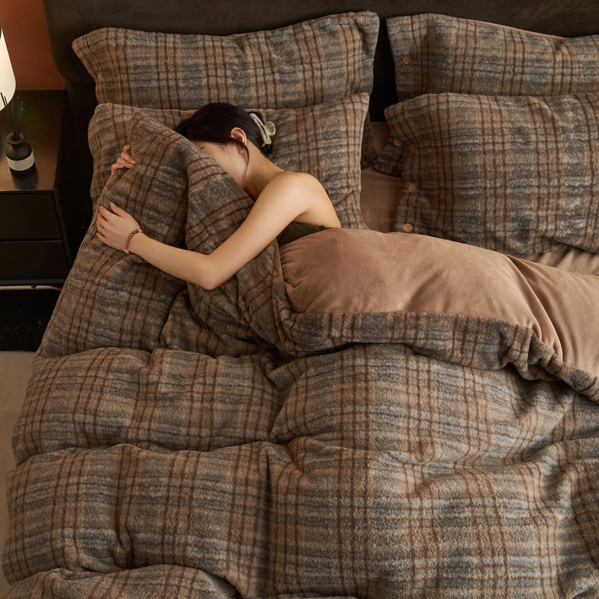 91家纺网 家纺一手货源 找家纺 寐绸家纺 2025秋冬新款230g羊驼绒复古格牛奶绒四件套 牧羊格