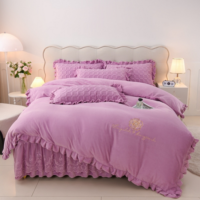 91家纺网 家纺一手货源 找家纺 优家居 2025新款240克高克重牛奶绒韩版刺绣花牛奶绒夹棉床盖四件套 栀子花-紫色