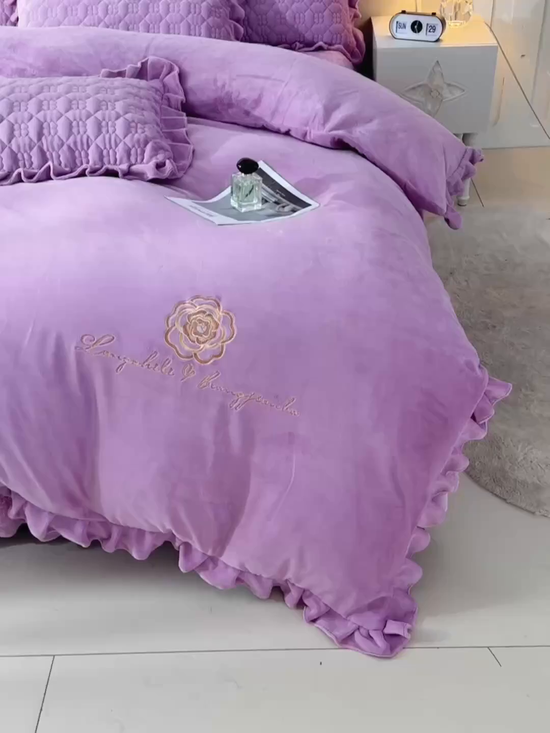 91家纺网 家纺一手货源 找家纺 优家居 2025新款240克高克重牛奶绒韩版刺绣花牛奶绒夹棉床盖四件套 栀子花-紫色