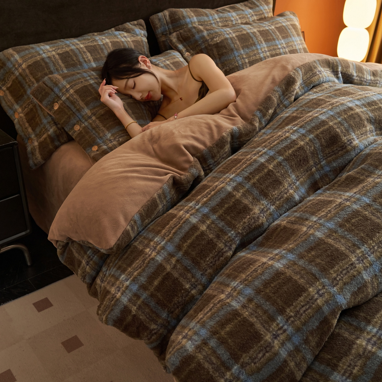 91家纺网 家纺一手货源 找家纺 寐绸家纺 2025秋冬新款230g羊驼绒复古格牛奶绒四件套 维系咖格