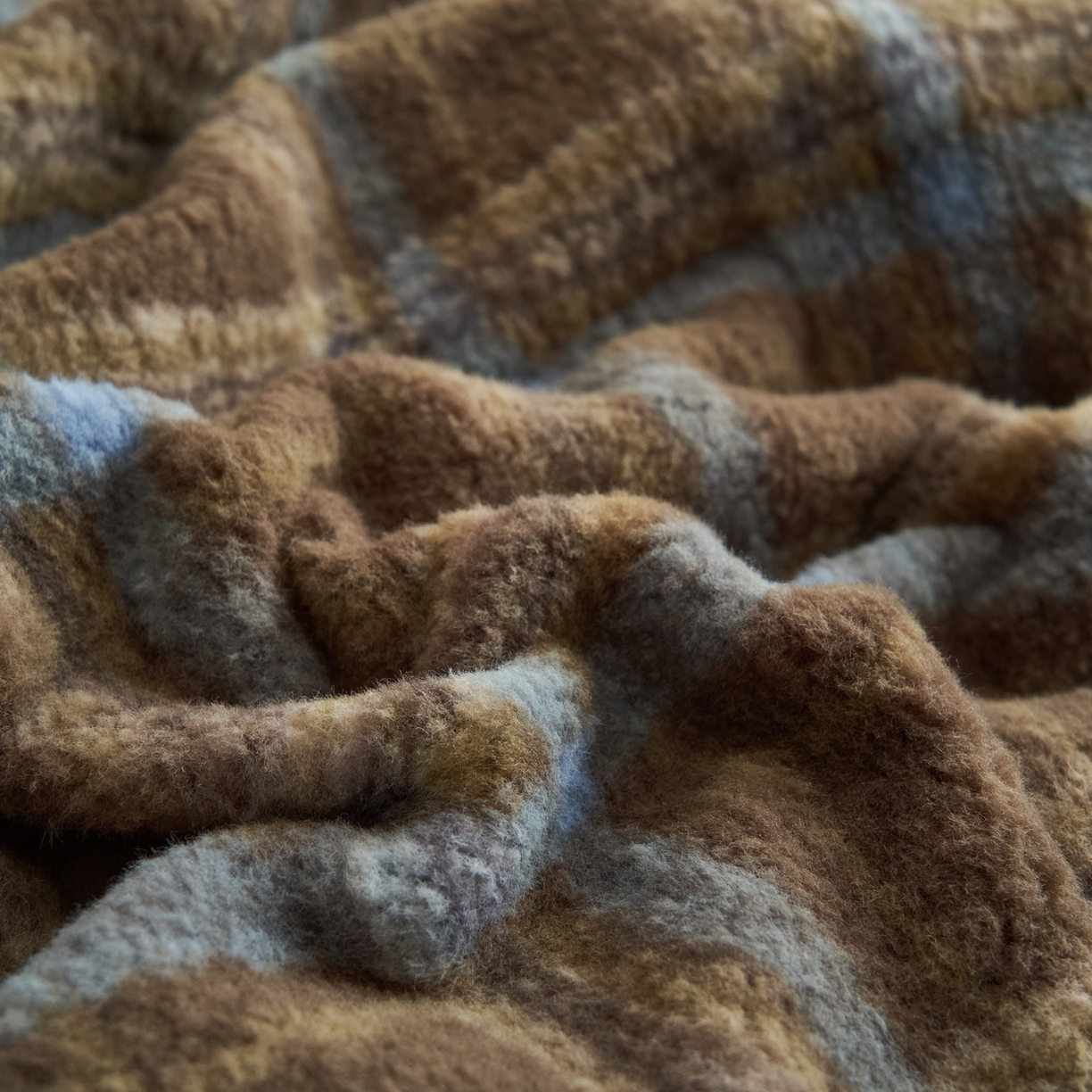 91家纺网 家纺一手货源 找家纺 寐绸家纺 2025秋冬新款230g羊驼绒复古格牛奶绒四件套 维系咖格