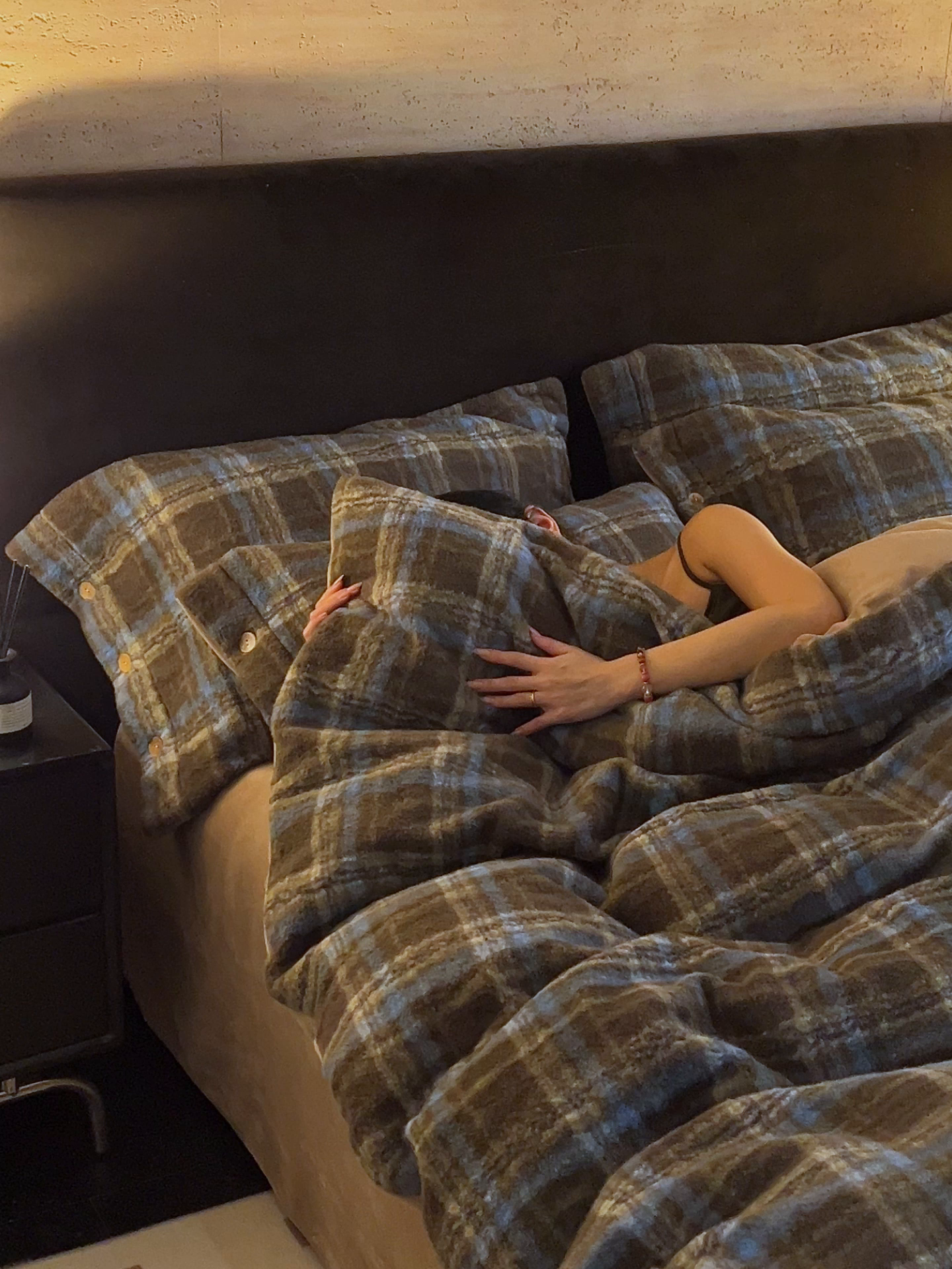 91家纺网 家纺一手货源 找家纺 寐绸家纺 2025秋冬新款230g羊驼绒复古格牛奶绒四件套 维系咖格