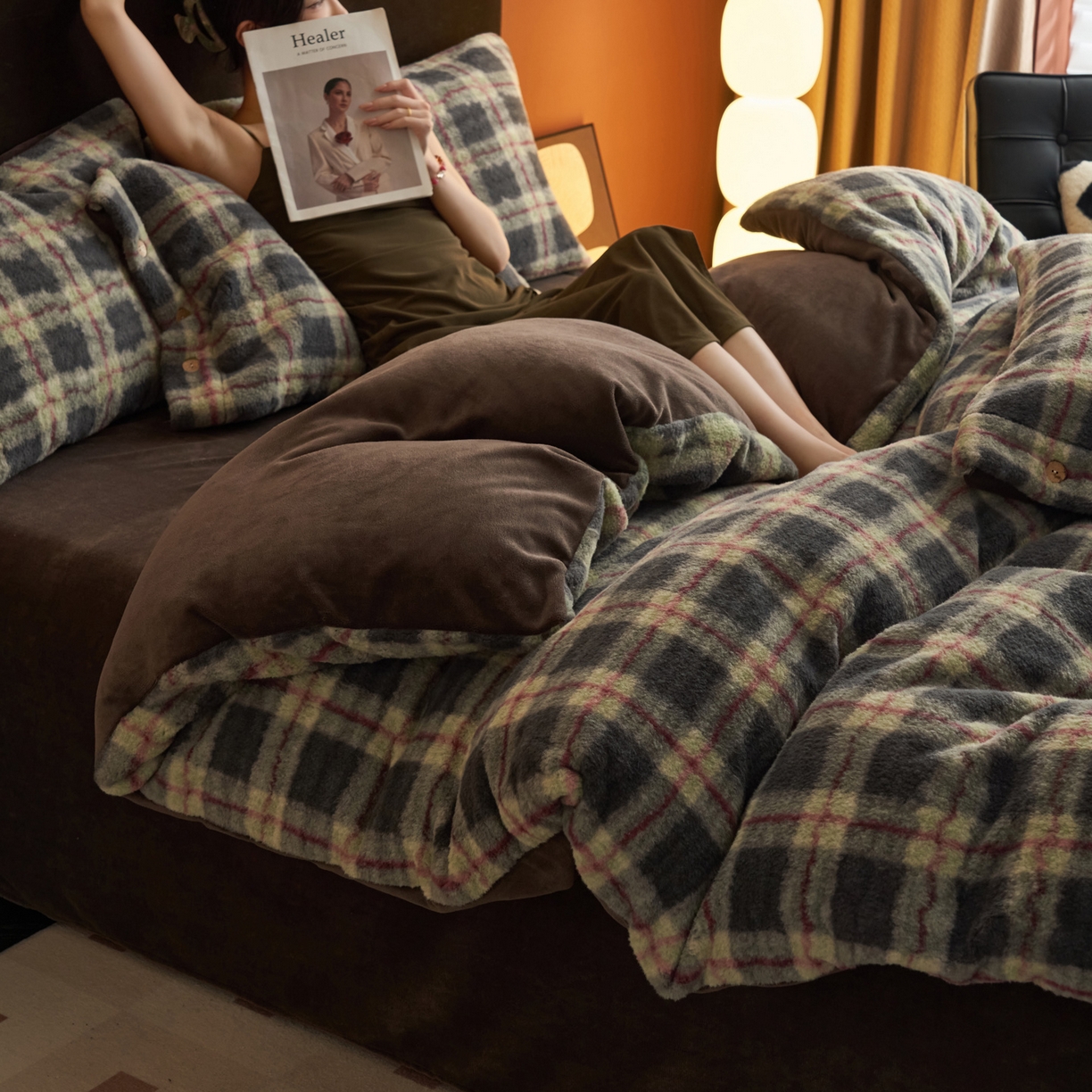 91家纺网 家纺一手货源 找家纺 寐绸家纺 2025秋冬新款230g羊驼绒复古格牛奶绒四件套 雾里青格