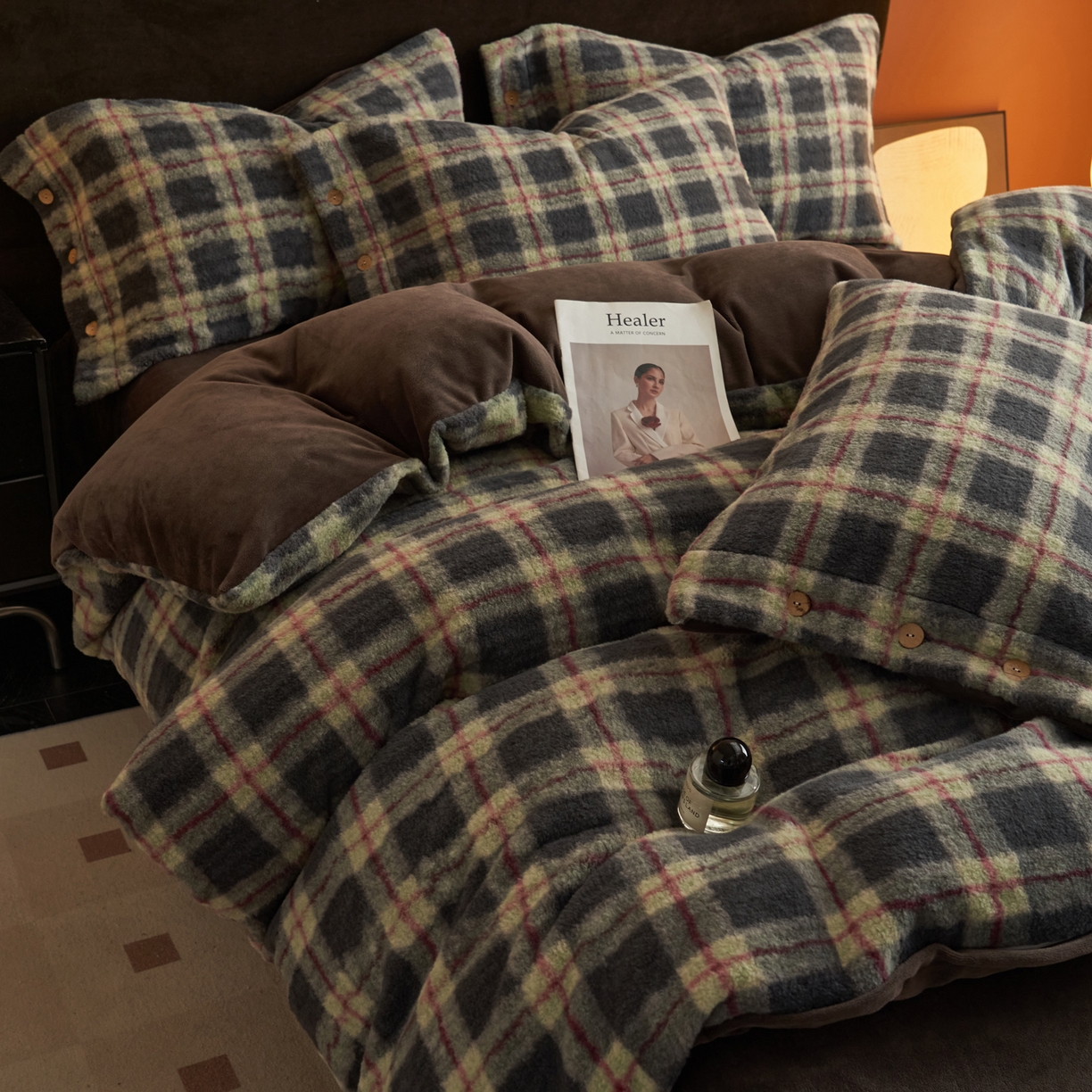 91家纺网 家纺一手货源 找家纺 寐绸家纺 2025秋冬新款230g羊驼绒复古格牛奶绒四件套 雾里青格