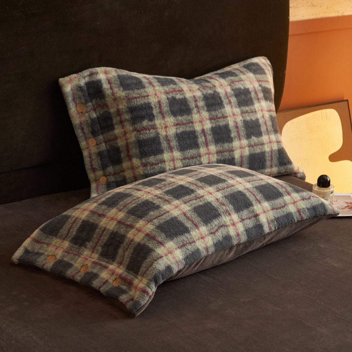 91家纺网 家纺一手货源 找家纺 寐绸家纺 2025秋冬新款230g羊驼绒复古格牛奶绒四件套 雾里青格