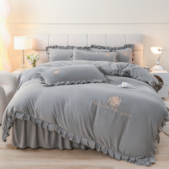91家纺网 家纺一手货源 找家纺 优家居 2025新款240克高克重牛奶绒韩版刺绣花牛奶绒床单床裙款四件套 安娜-灰色
