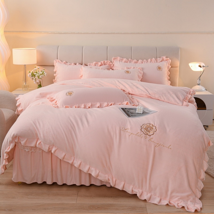 91家纺网 家纺一手货源 找家纺 优家居 2025新款240克高克重牛奶绒韩版刺绣花牛奶绒床单床裙款四件套 安娜-浅粉