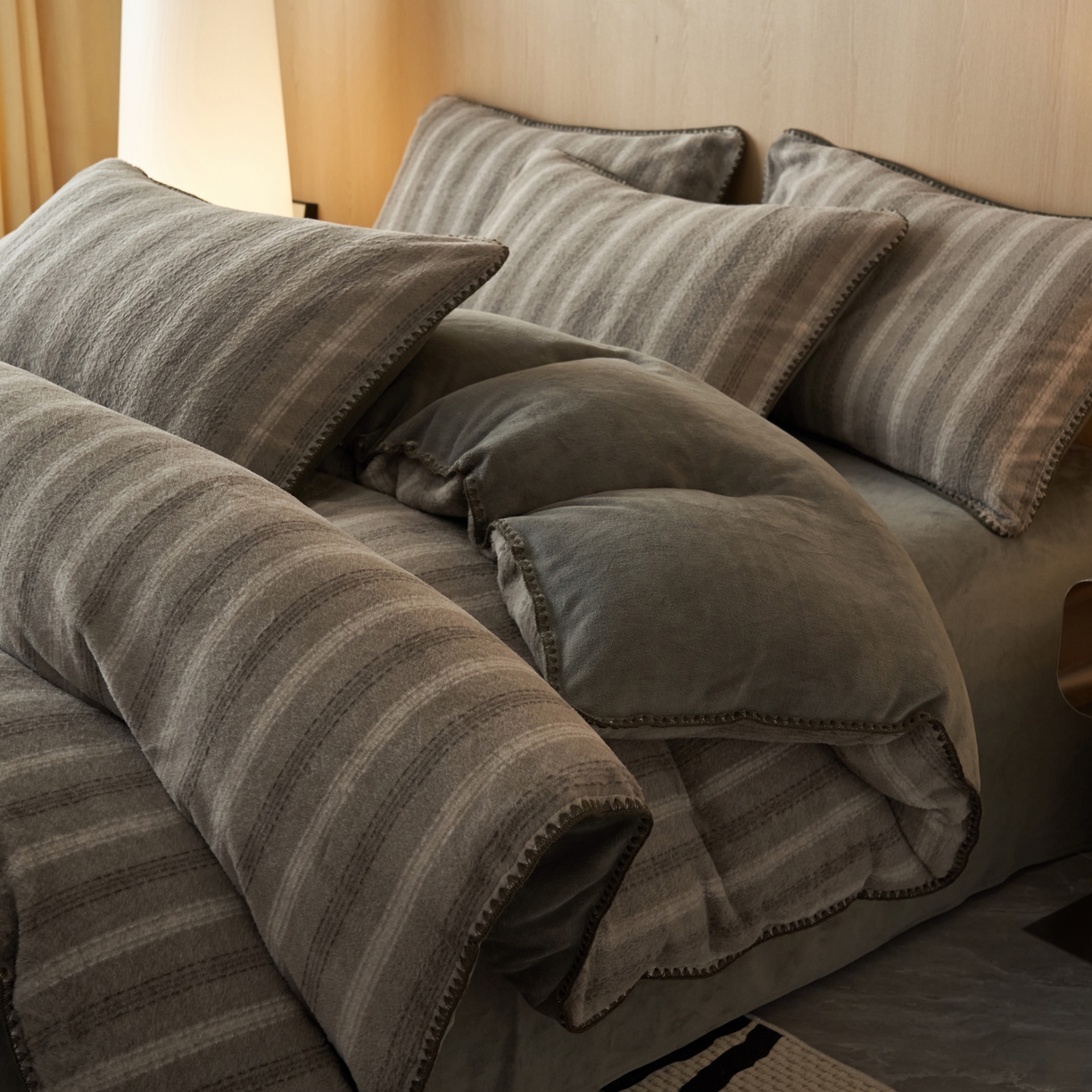 寐绸家纺 2025秋冬新款230g羊毛绒牛奶绒简约四件套 羊毛绒-灰白条纹