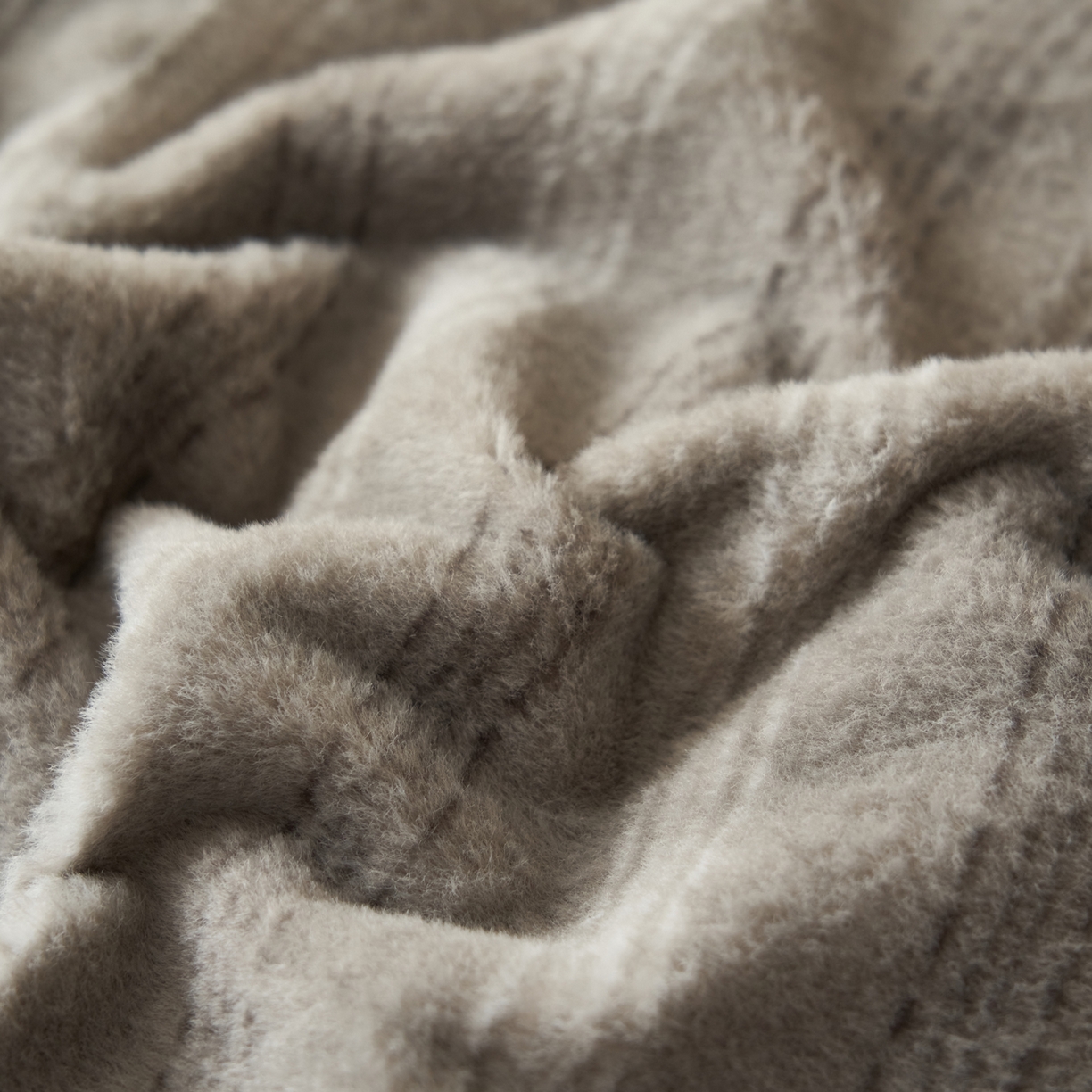 91家纺网 家纺一手货源 找家纺 寐绸家纺 2025秋冬新款230g羊毛绒牛奶绒简约四件套 羊毛绒-灰白条纹