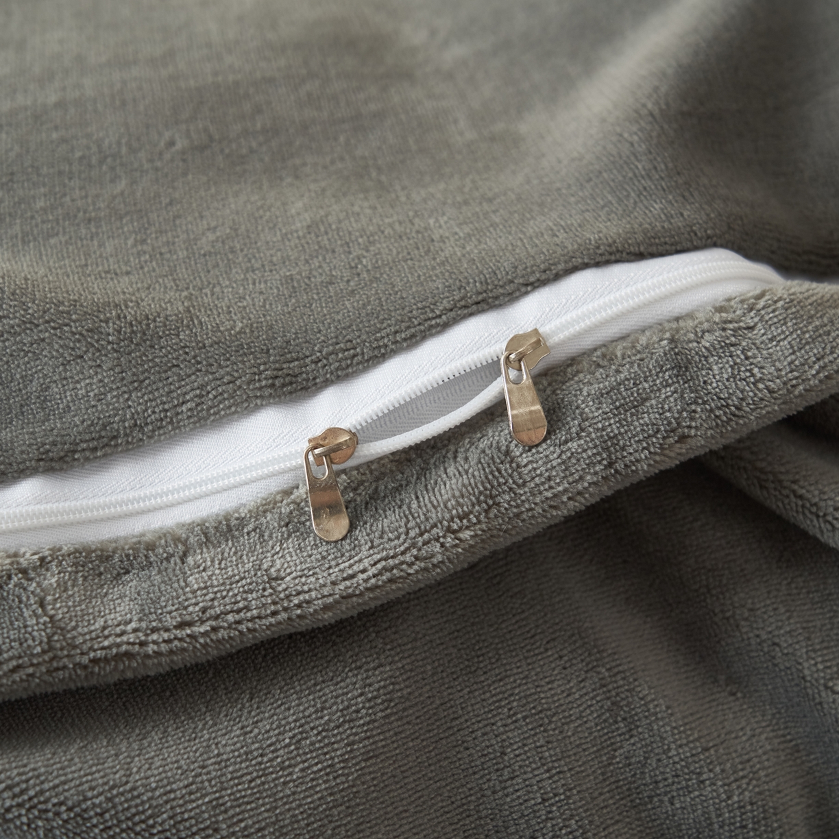 91家纺网 家纺一手货源 找家纺 寐绸家纺 2025秋冬新款230g羊毛绒牛奶绒简约四件套 羊毛绒-灰白条纹