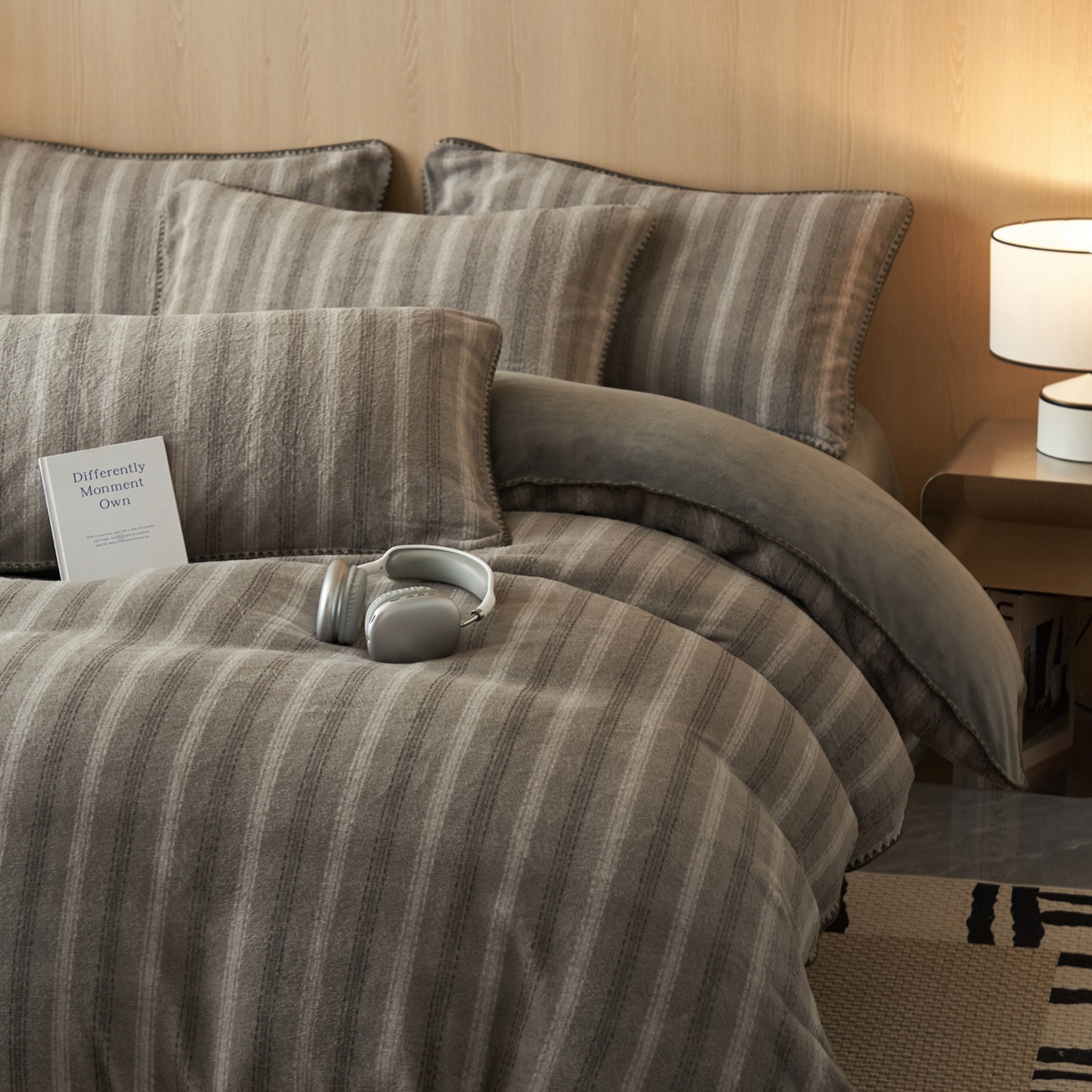 91家纺网 家纺一手货源 找家纺 寐绸家纺 2025秋冬新款230g羊毛绒牛奶绒简约四件套 羊毛绒-灰白条纹