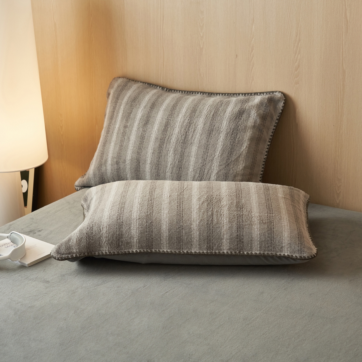 91家纺网 家纺一手货源 找家纺 寐绸家纺 2025秋冬新款230g羊毛绒牛奶绒简约四件套 羊毛绒-灰白条纹