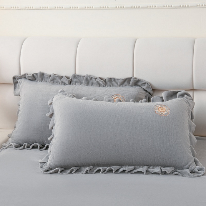 91家纺网 家纺一手货源 找家纺 优家居 2025新款240克高克重牛奶绒韩版刺绣花牛奶绒床单床裙款四件套 安娜-灰色