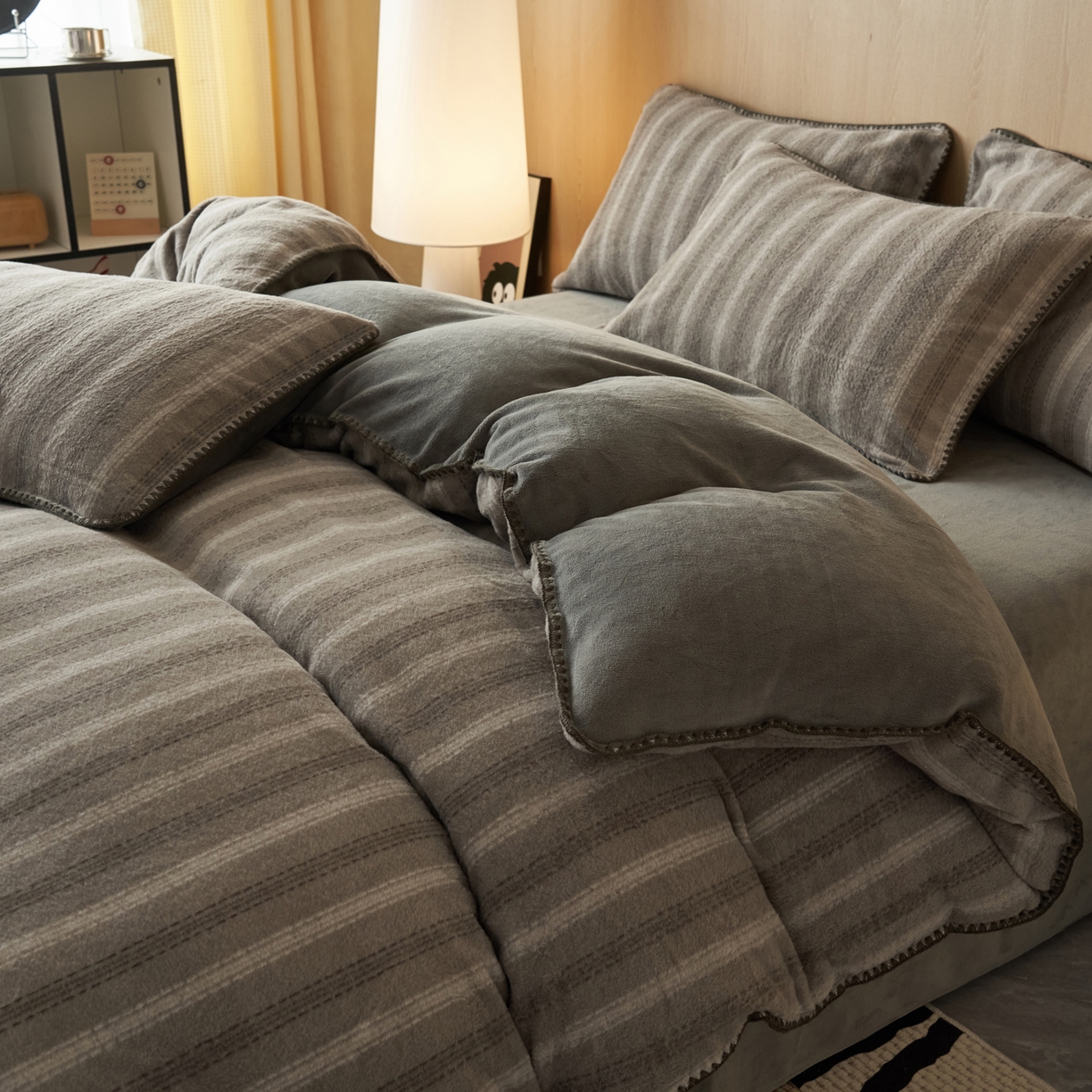 91家纺网 家纺一手货源 找家纺 寐绸家纺 2025秋冬新款230g羊毛绒牛奶绒简约四件套 羊毛绒-灰白条纹