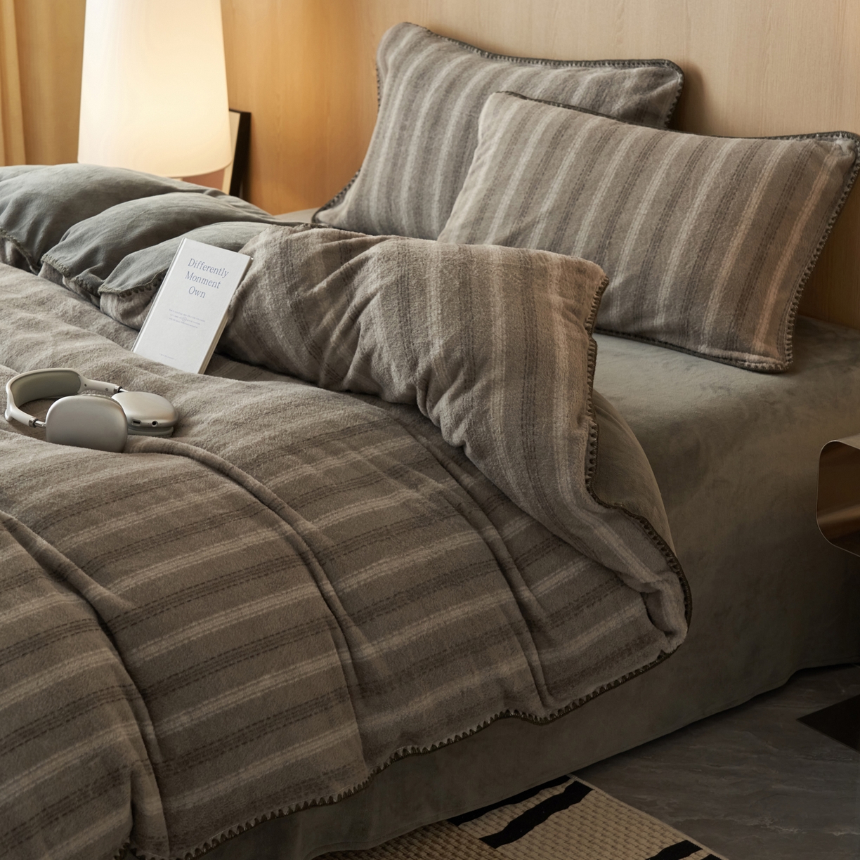 91家纺网 家纺一手货源 找家纺 寐绸家纺 2025秋冬新款230g羊毛绒牛奶绒简约四件套 羊毛绒-灰白条纹