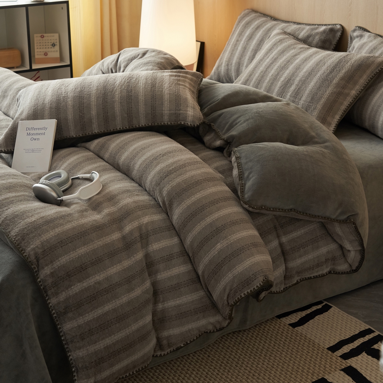 91家纺网 家纺一手货源 找家纺 寐绸家纺 2025秋冬新款230g羊毛绒牛奶绒简约四件套 羊毛绒-灰白条纹