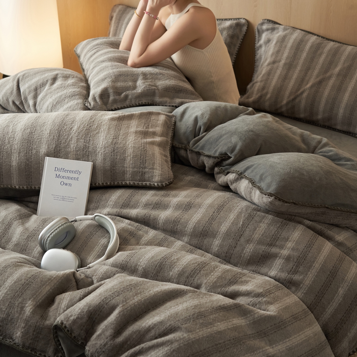 91家纺网 家纺一手货源 找家纺 寐绸家纺 2025秋冬新款230g羊毛绒牛奶绒简约四件套 羊毛绒-灰白条纹