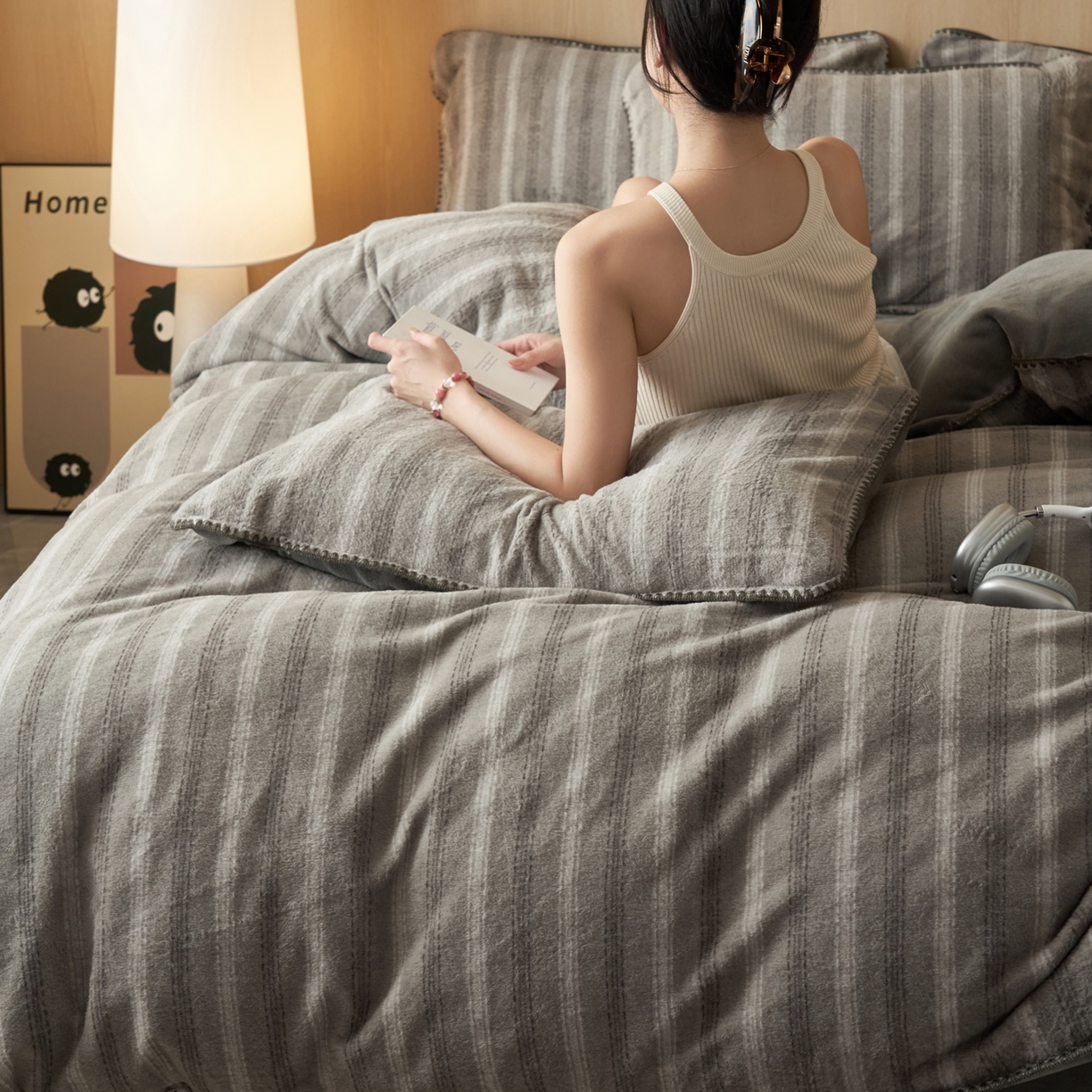 91家纺网 家纺一手货源 找家纺 寐绸家纺 2025秋冬新款230g羊毛绒牛奶绒简约四件套 羊毛绒-灰白条纹