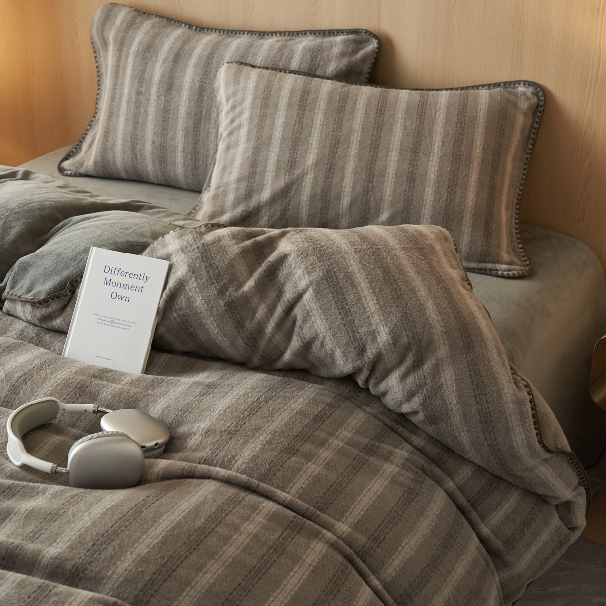 91家纺网 家纺一手货源 找家纺 寐绸家纺 2025秋冬新款230g羊毛绒牛奶绒简约四件套 羊毛绒-灰白条纹