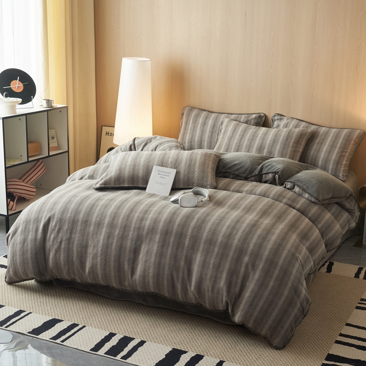 91家纺网 家纺一手货源 找家纺 寐绸家纺 2025秋冬新款230g羊毛绒牛奶绒简约四件套 羊毛绒-灰白条纹