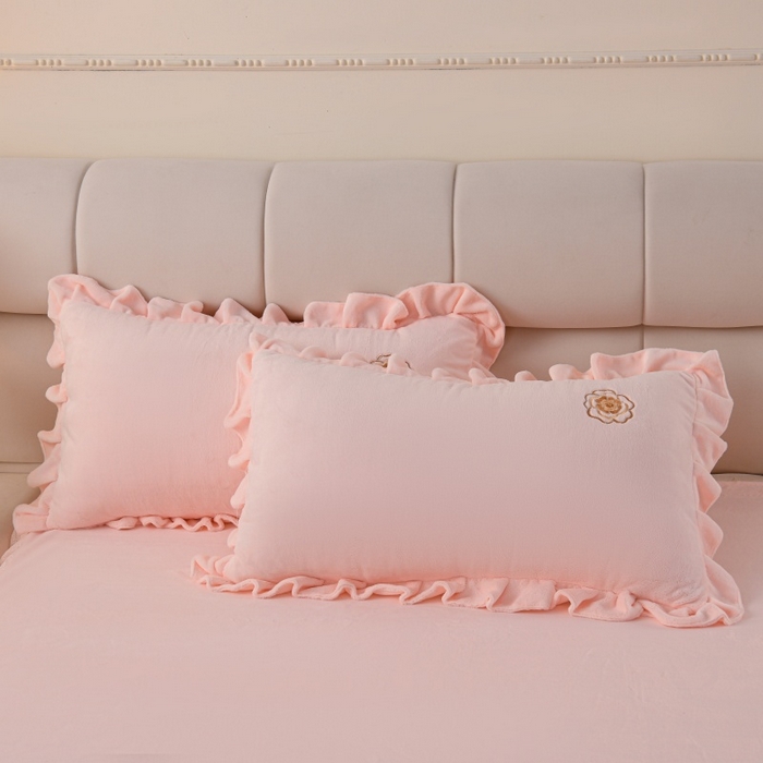 91家纺网 家纺一手货源 找家纺 优家居 2025新款240克高克重牛奶绒韩版刺绣花牛奶绒床单床裙款四件套 安娜-浅粉