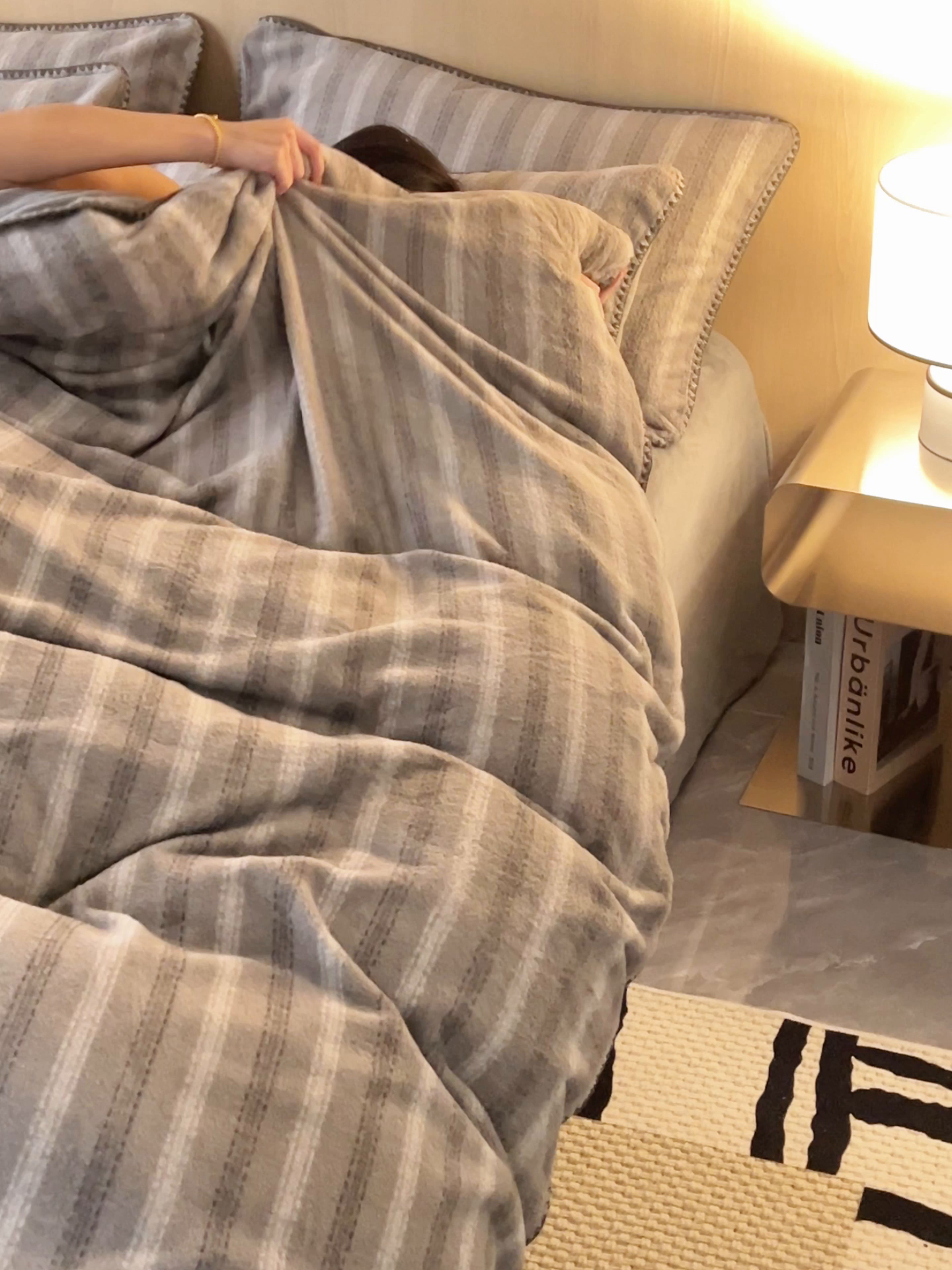 91家纺网 家纺一手货源 找家纺 寐绸家纺 2025秋冬新款230g羊毛绒牛奶绒简约四件套 羊毛绒-灰白条纹