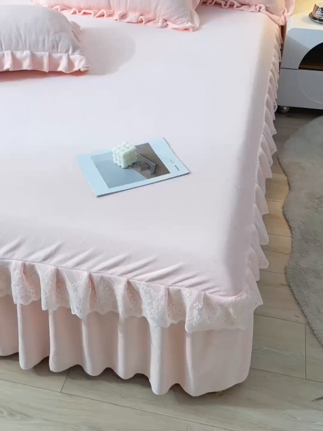 91家纺网 家纺一手货源 找家纺 优家居 2025新款240克高克重牛奶绒韩版刺绣花牛奶绒床单床裙款四件套 安娜-浅粉