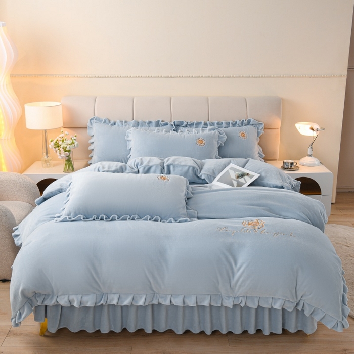 91家纺网 家纺一手货源 找家纺 优家居 2025新款240克高克重牛奶绒韩版刺绣花牛奶绒床单床裙款四件套 安娜-浅蓝