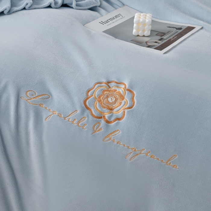 91家纺网 家纺一手货源 找家纺 优家居 2025新款240克高克重牛奶绒韩版刺绣花牛奶绒床单床裙款四件套 安娜-浅蓝