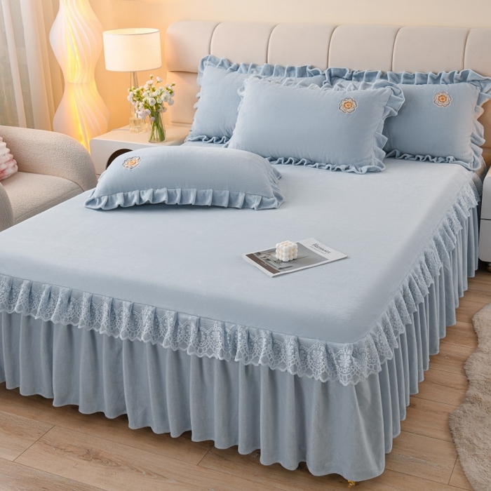 91家纺网 家纺一手货源 找家纺 优家居 2025新款240克高克重牛奶绒韩版刺绣花牛奶绒床单床裙款四件套 安娜-浅蓝