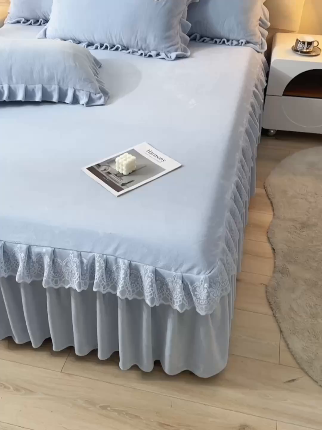 91家纺网 家纺一手货源 找家纺 优家居 2025新款240克高克重牛奶绒韩版刺绣花牛奶绒床单床裙款四件套 安娜-浅蓝