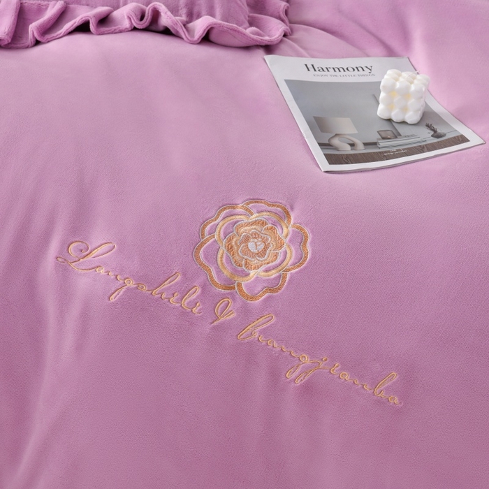 91家纺网 家纺一手货源 找家纺 优家居 2025新款240克高克重牛奶绒韩版刺绣花牛奶绒床单床裙款四件套 安娜-紫色