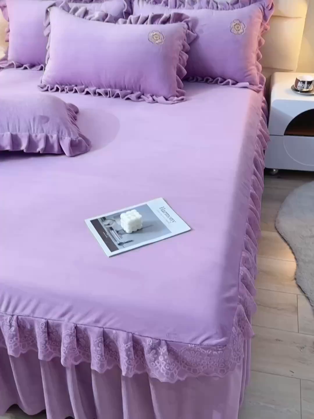 91家纺网 家纺一手货源 找家纺 优家居 2025新款240克高克重牛奶绒韩版刺绣花牛奶绒床单床裙款四件套 安娜-紫色