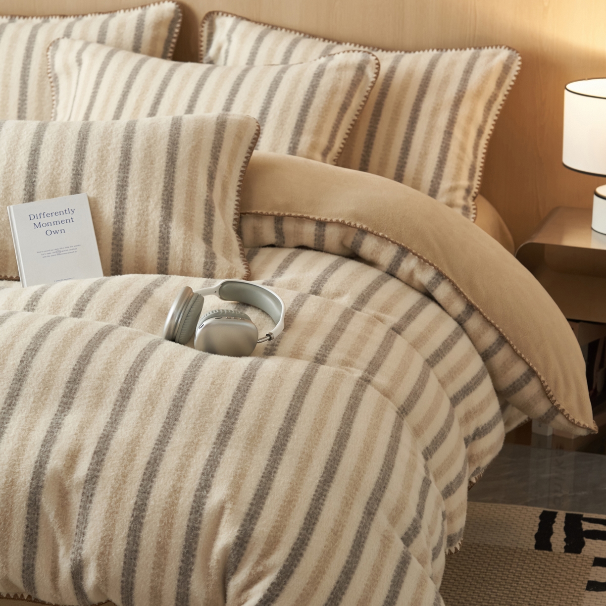 91家纺网 家纺一手货源 找家纺 寐绸家纺 2025秋冬新款230g羊毛绒牛奶绒简约四件套 羊毛绒-灰咖条纹