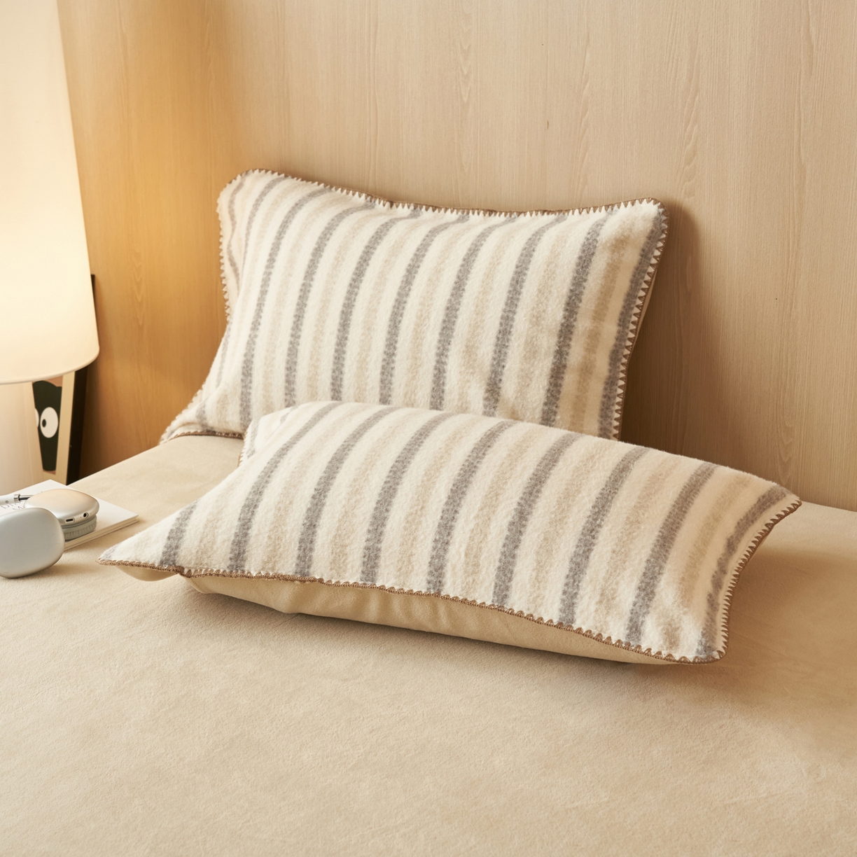 91家纺网 家纺一手货源 找家纺 寐绸家纺 2025秋冬新款230g羊毛绒牛奶绒简约四件套 羊毛绒-灰咖条纹