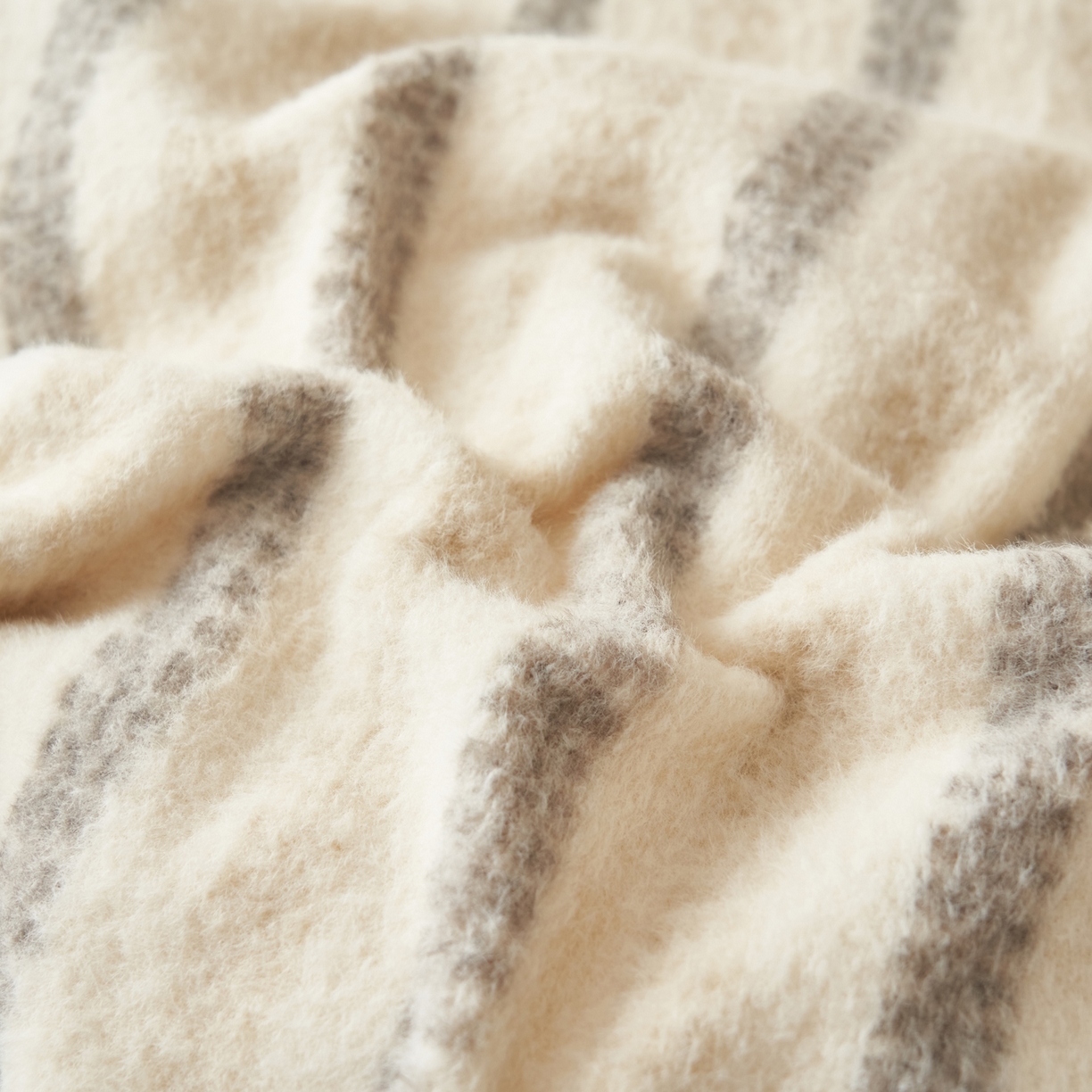 91家纺网 家纺一手货源 找家纺 寐绸家纺 2025秋冬新款230g羊毛绒牛奶绒简约四件套 羊毛绒-灰咖条纹