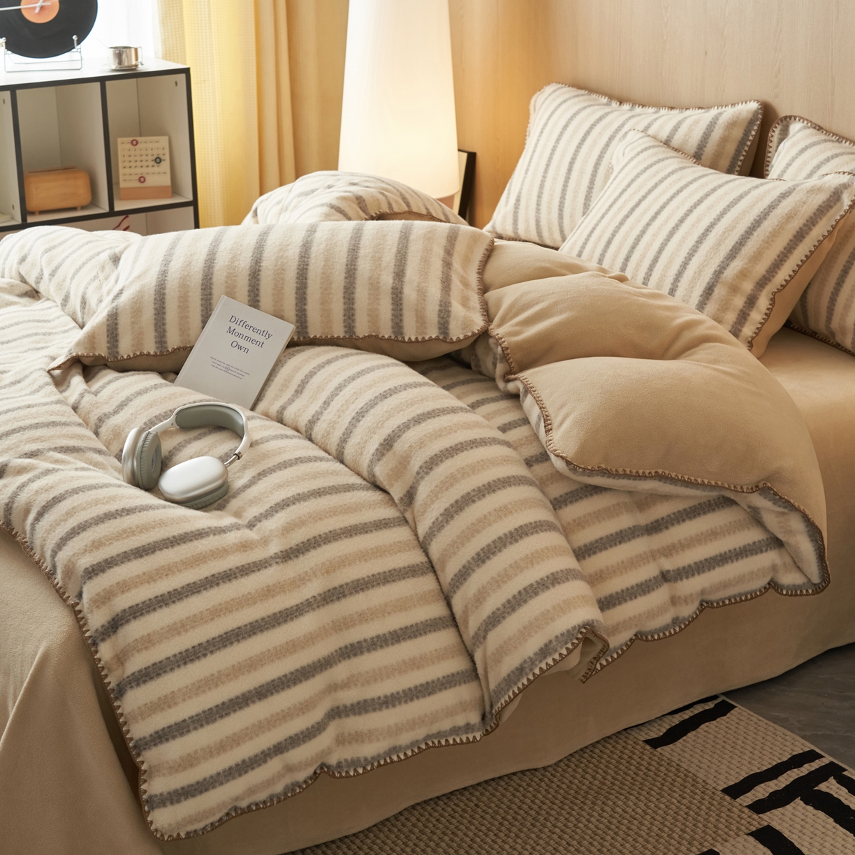 91家纺网 家纺一手货源 找家纺 寐绸家纺 2025秋冬新款230g羊毛绒牛奶绒简约四件套 羊毛绒-灰咖条纹