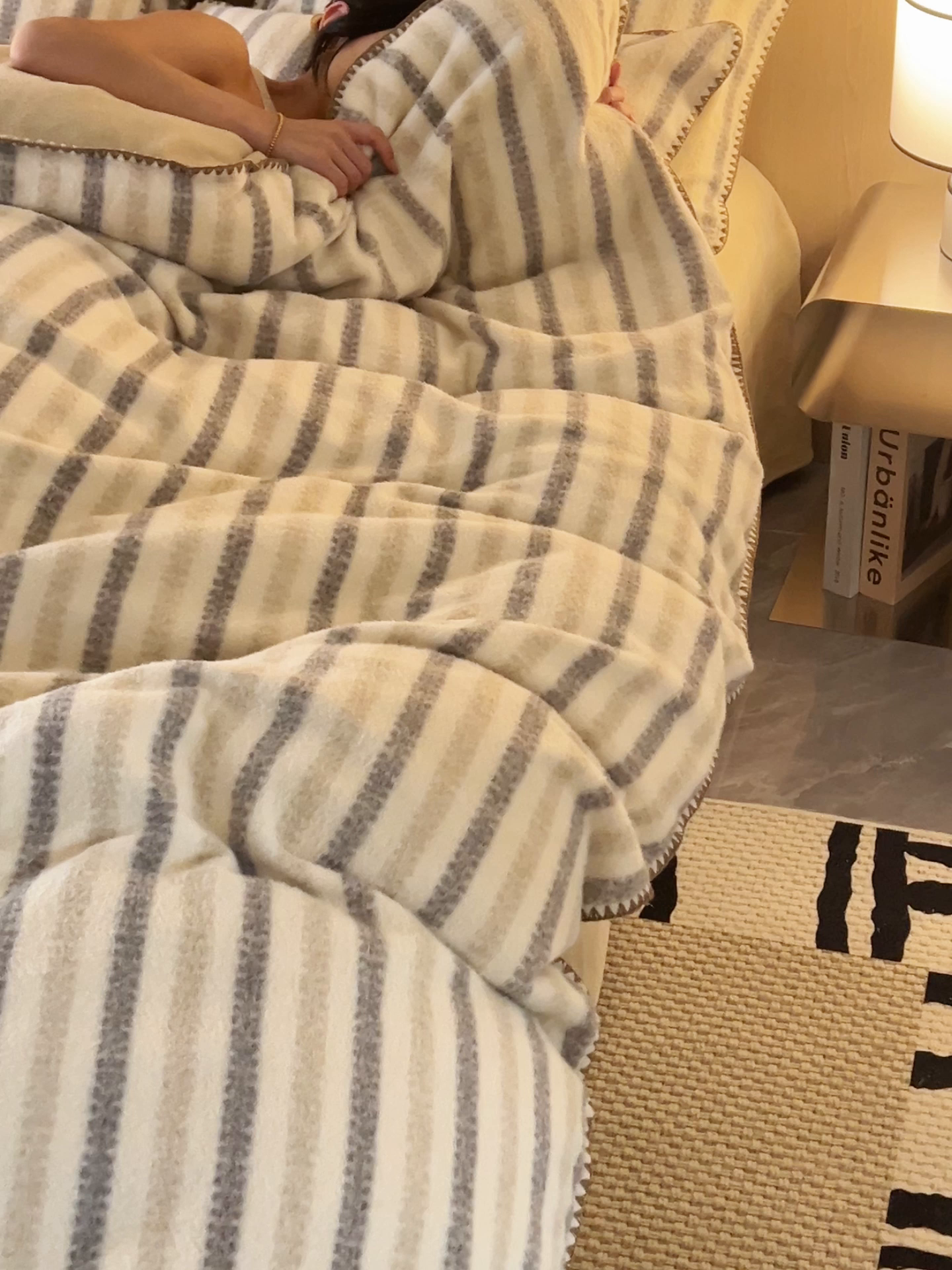 91家纺网 家纺一手货源 找家纺 寐绸家纺 2025秋冬新款230g羊毛绒牛奶绒简约四件套 羊毛绒-灰咖条纹