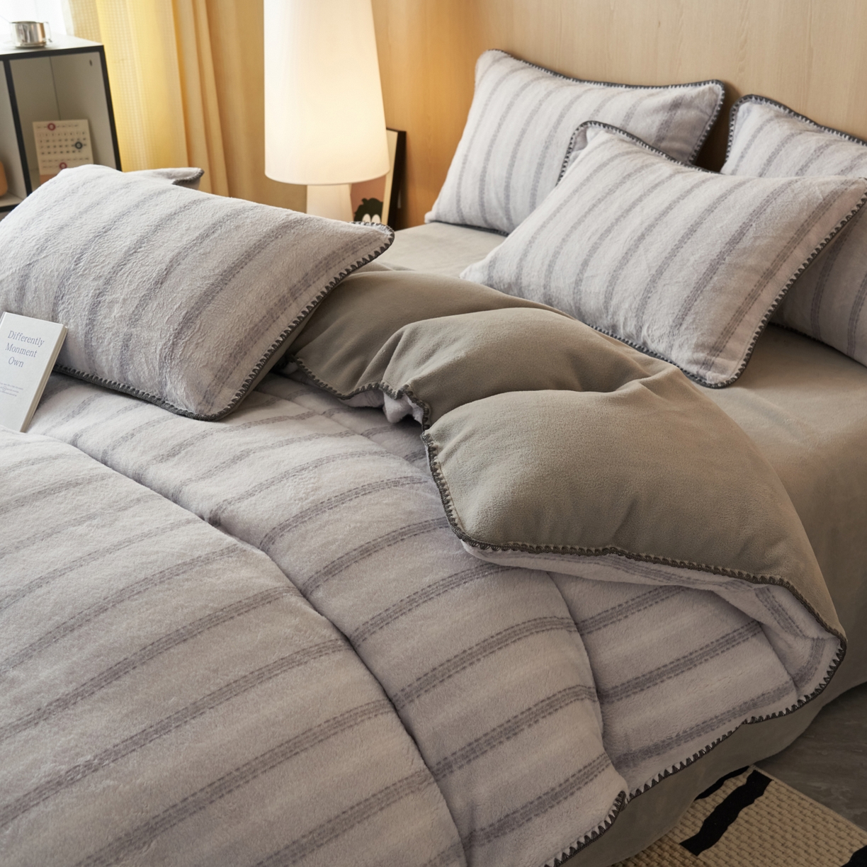 91家纺网 家纺一手货源 找家纺 寐绸家纺 2025秋冬新款230g羊毛绒牛奶绒简约四件套 羊毛绒-灰色密点