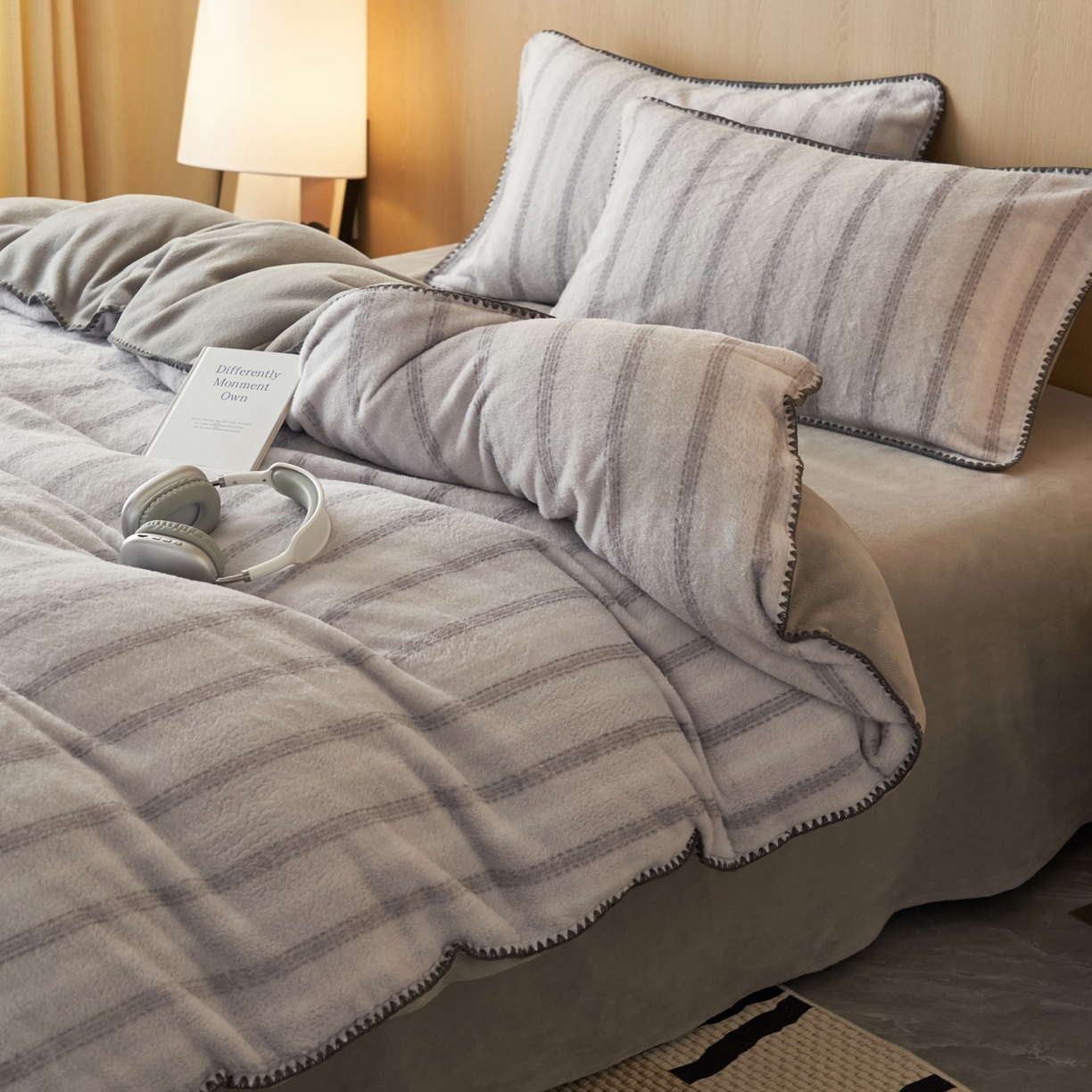 91家纺网 家纺一手货源 找家纺 寐绸家纺 2025秋冬新款230g羊毛绒牛奶绒简约四件套 羊毛绒-灰色密点