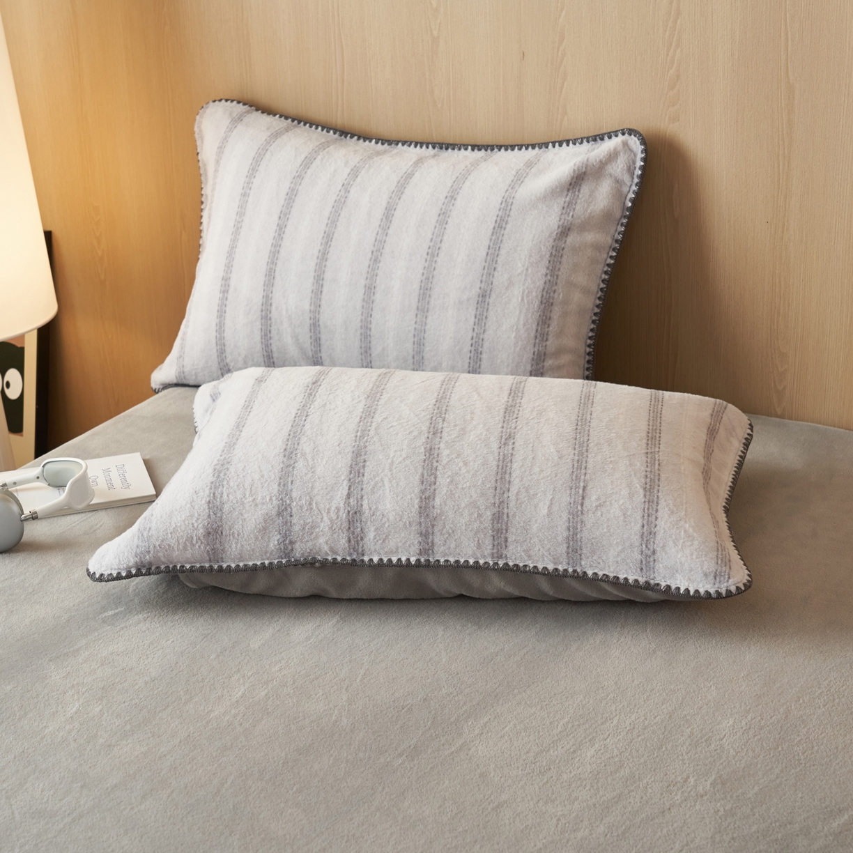 91家纺网 家纺一手货源 找家纺 寐绸家纺 2025秋冬新款230g羊毛绒牛奶绒简约四件套 羊毛绒-灰色密点